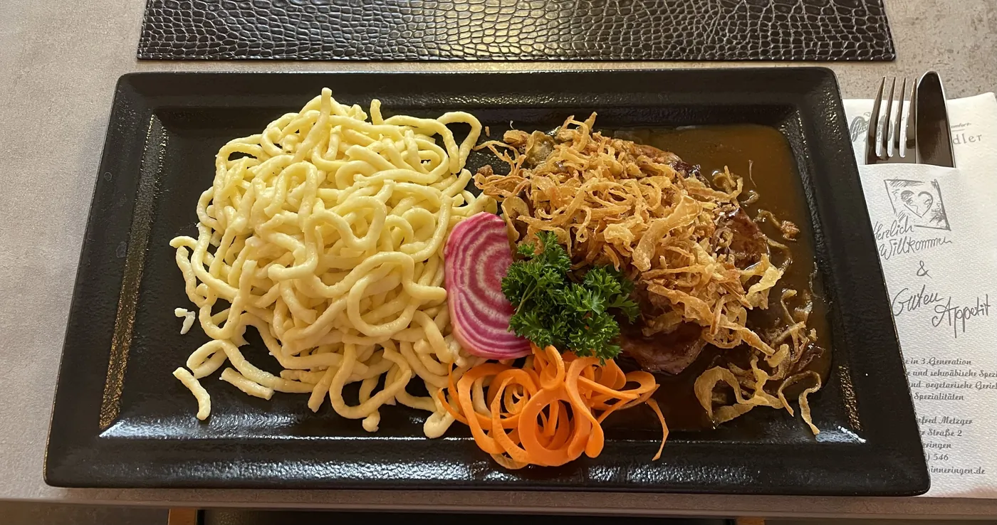 Ein Teller aus der Adler-Küche mit Spätzle, Fleisch, Soße und Röstzwiebeln